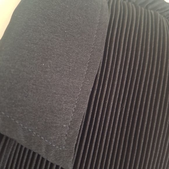 Black Pleated Button-Up Shirt Size 6 - Picture 6 of 9